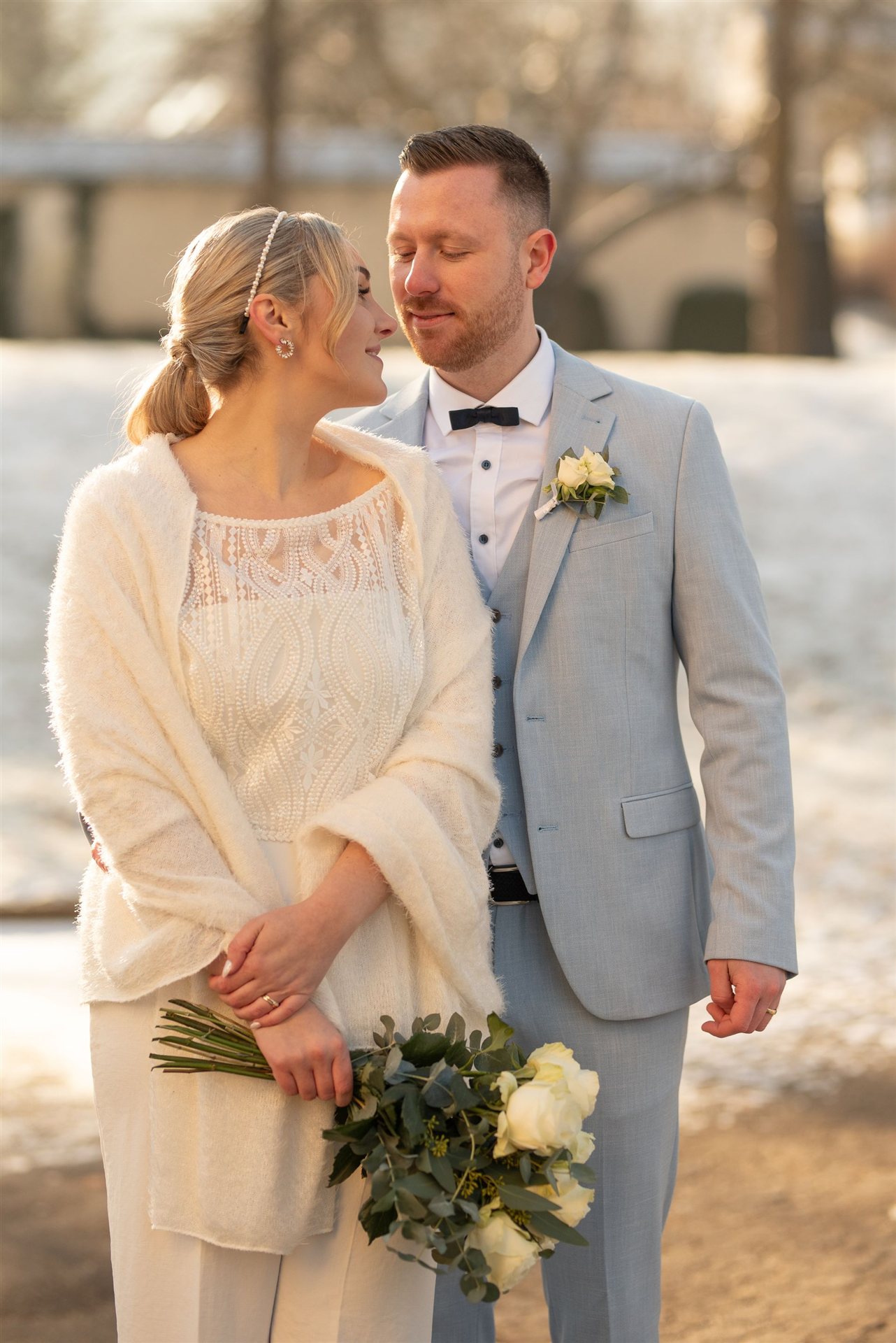 Zaertlicher Hochzeitsblick – Hochzeitsfotografie, Albstadt & Zollernalbkreis