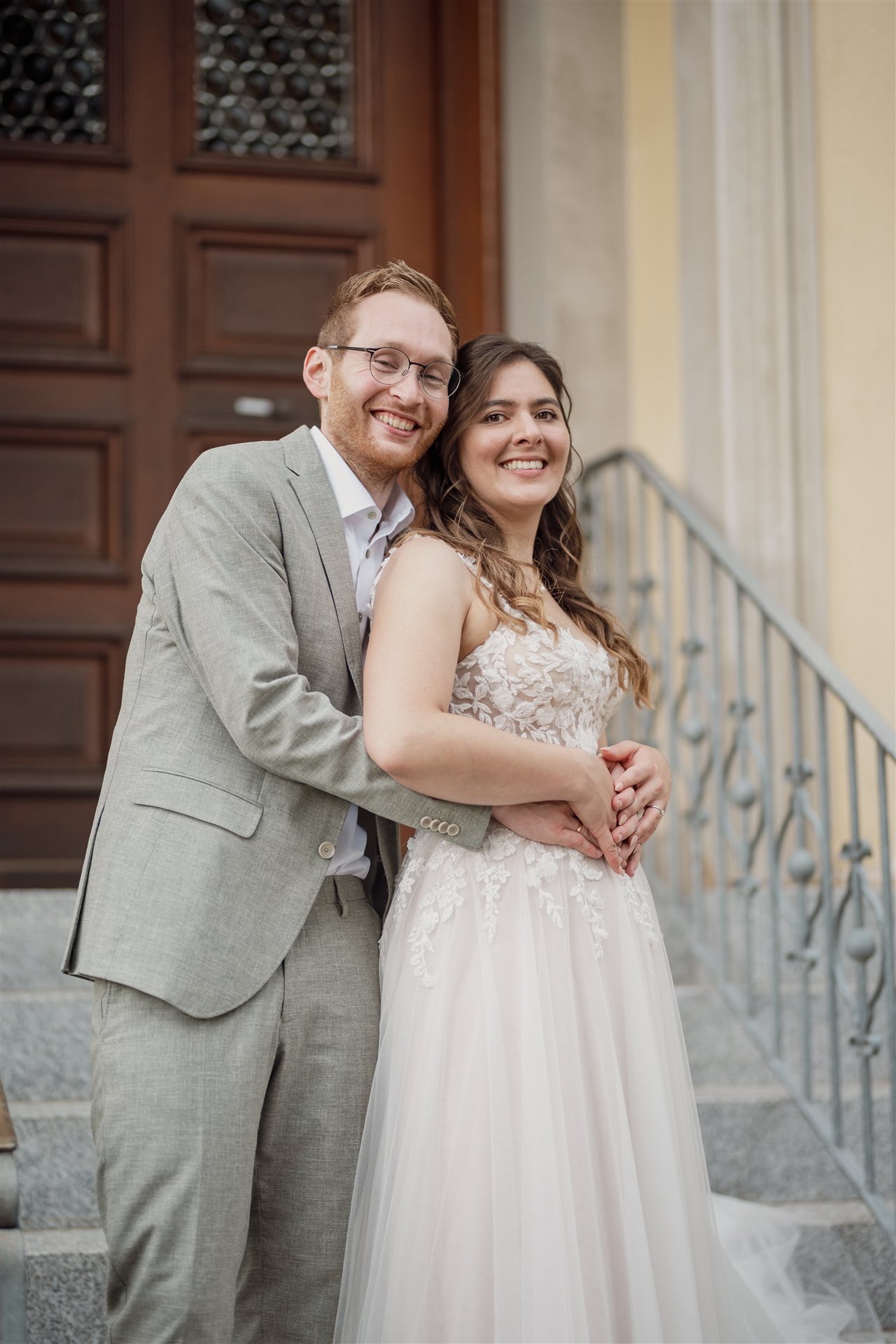 Zaertlicher Hochzeitsblick – Hochzeitsfotografie, Albstadt & Zollernalbkreis